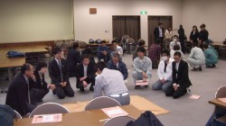 救急隊員から心肺蘇生法の指導を受ける受講生
