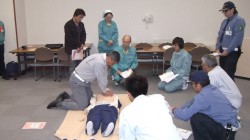 実技指導をする滝沢消防署救急隊員