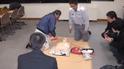 ＡＥＤの実技指導を受ける受講生