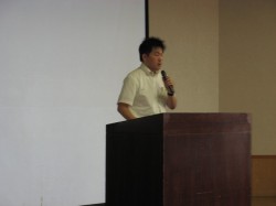 建築物衛生法等について講義する松本聡県職員