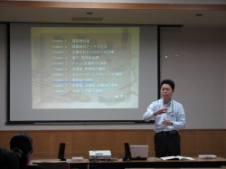DVDを使いながら講義する外久保講師