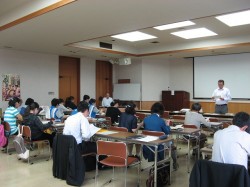 講義をする飛澤講師